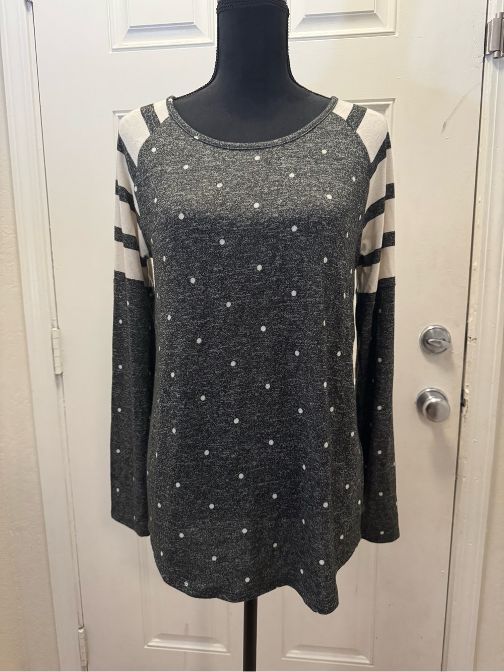 Maurices Charcoal & White Polka Dot Long-Sleeve Tee 0378